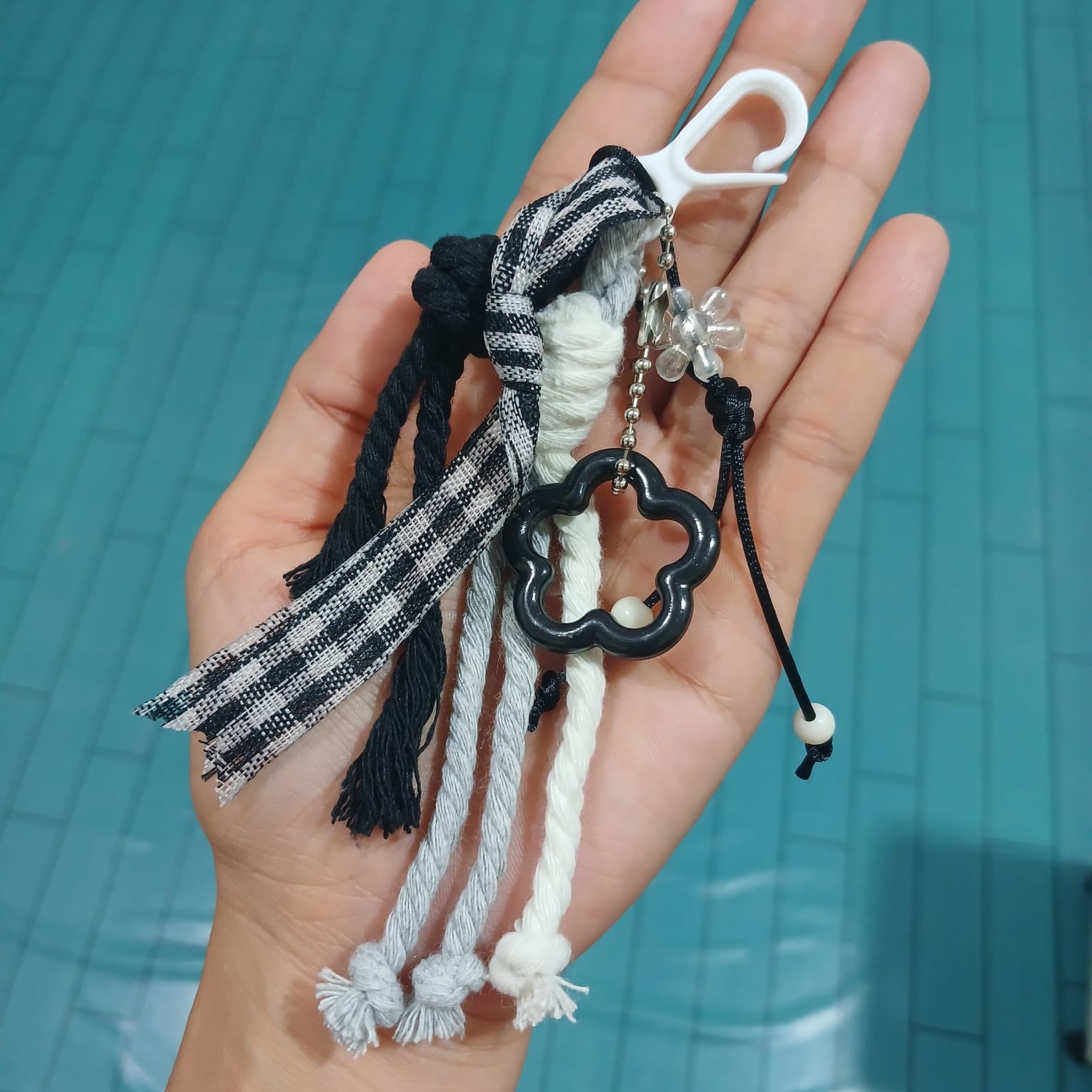 Bagcharm macrame (hitam)